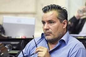Renuncia diputado argentino que besó seno de su mujer durante sesión virtual