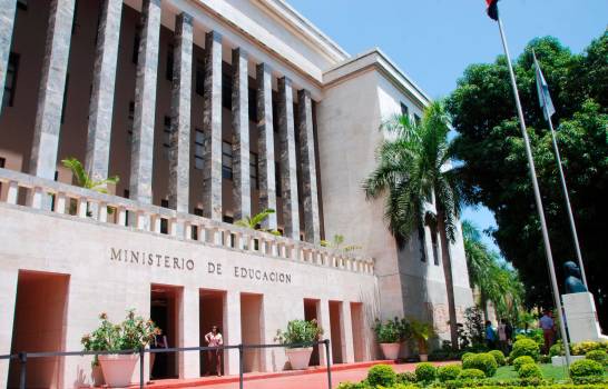 Convocatoria para comprar orquídeas del Minerd fue firmada por director general Administrativo actual