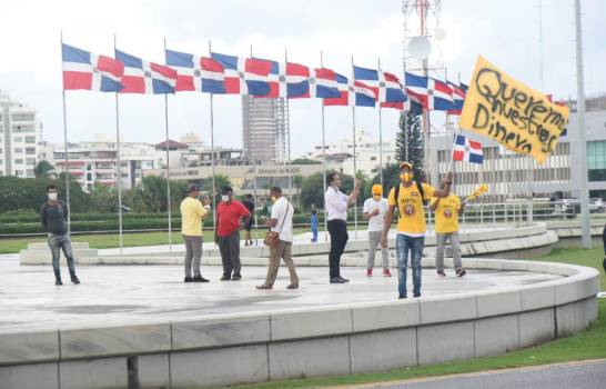 Personas se concentran en la Plaza de la Bandera en repudio a impuestos