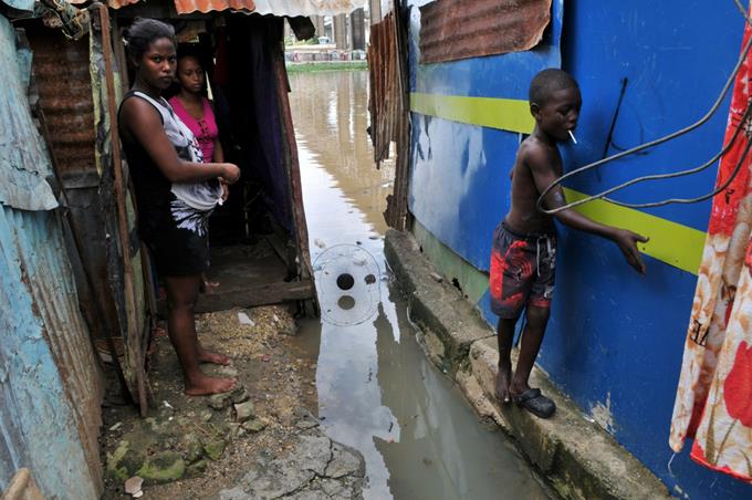 “Yo temo por la vida mía y de mis hijos”: el lamento de quienes viven en riberas de ríos cuando llueve