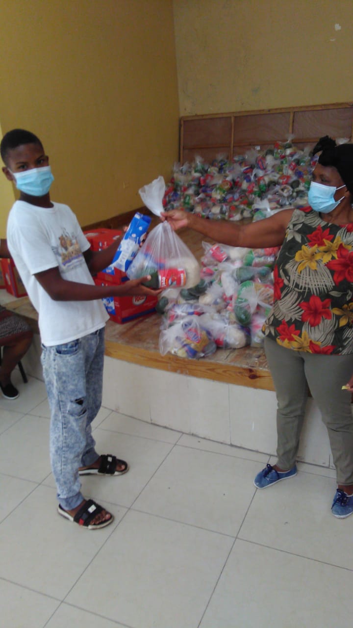 Centro educativo distribuye kits de alimentos y materiales educativos en el municipio de Haina