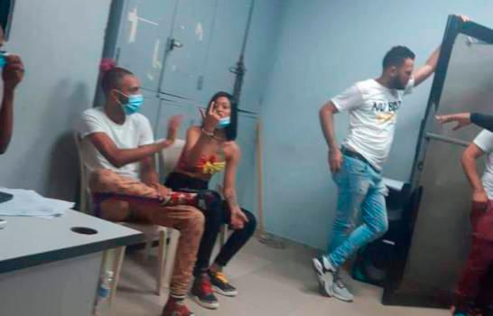 Apresan a pelotero Carlos Martínez por participar en actividad junto a “la Perversa”