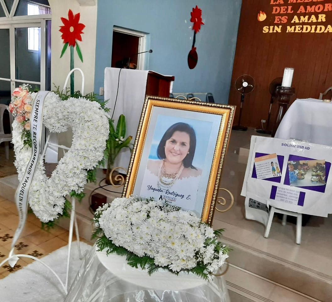 Ofrecen misa en memoria de Yaquelin Rodríguez, hermana del alcalde Osvaldo Rodriguez.