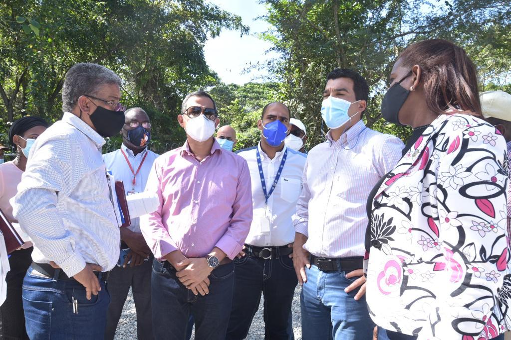 Alcalde Osvaldo Rodríguez, encabeza encuentro con el director del INAPA.