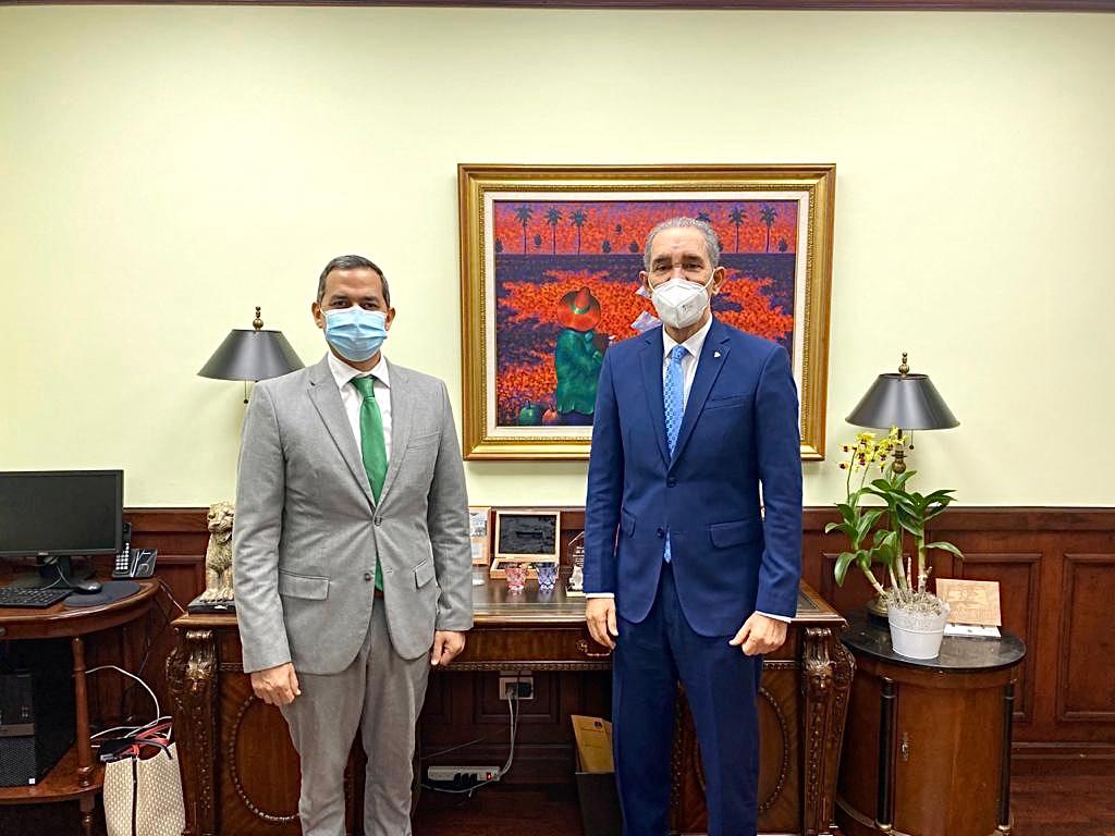 ALCALDÍA DE HAINA Y MESCYT GESTIONAN BECAS A JOVENES VULNERABLES.