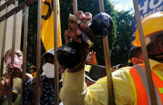 Grupo que exige el 30% de fondos de las AFP apedrea el Congreso Nacional