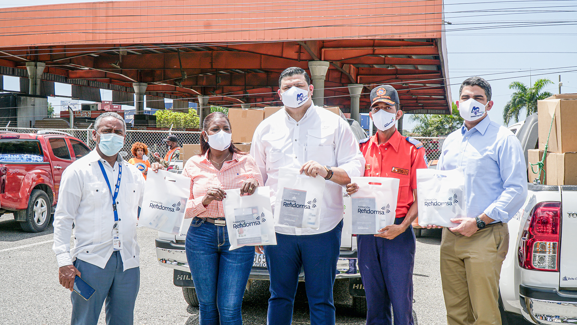 Fundación Refidomsa entrega kits preventivos a vacacionistas  y dona recursos a Defensa Civil