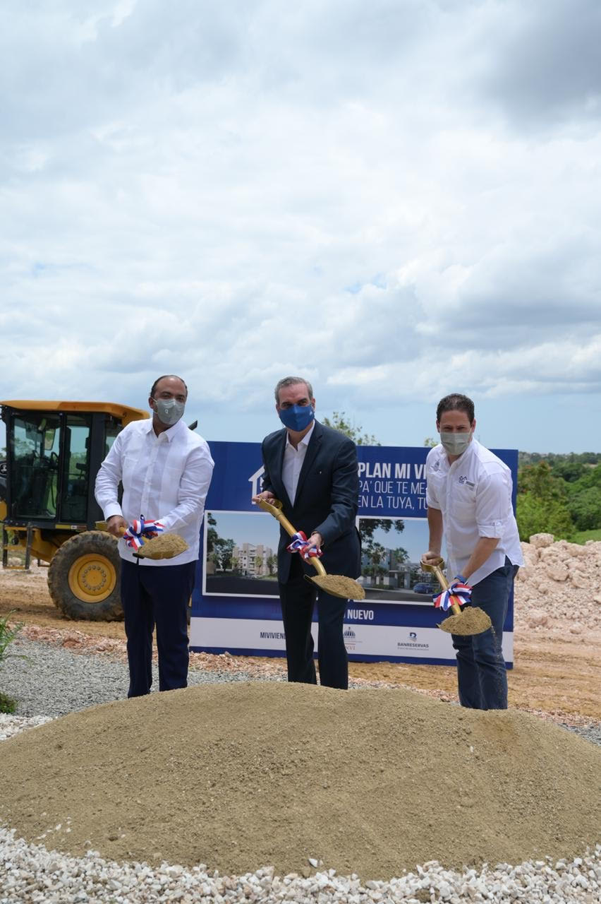 PRESIDENTE LUIS ABINADER Y DIRECTOR DEL INVI DAN PRIMER PALAZO PARA INICIAR EL “PLAN MI VIVIENDA”