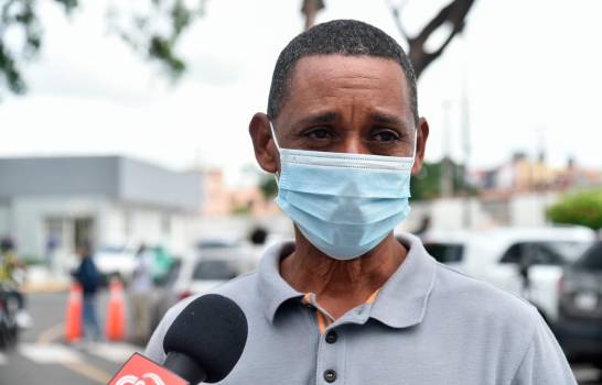 Hombre llora por las “vueltas” que ha tenido que dar por una cama para su esposa