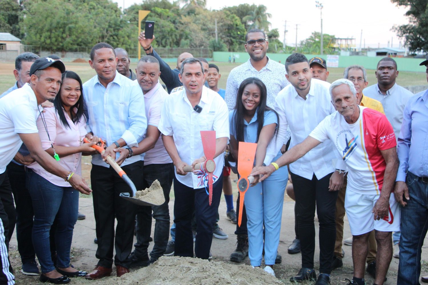 Alcalde Osvaldo Rodriguez da el primer picazo para la construccion de la paseo de la salud.