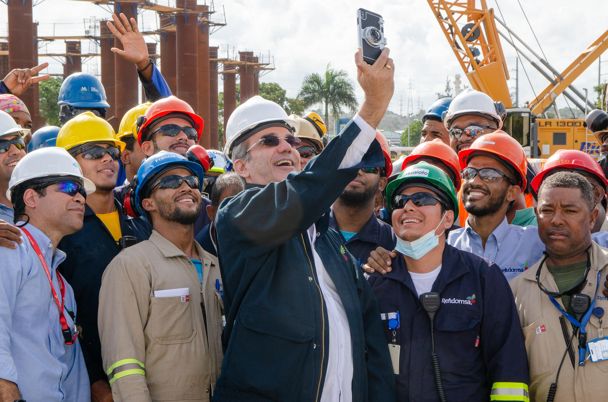 Presidente Luis Abinader visita Refidomsa y supervisa instalación de esferas de GLP
