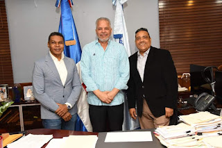 Rafael Salazar recibió en su despacho a los humoristas Raymond y Miguel