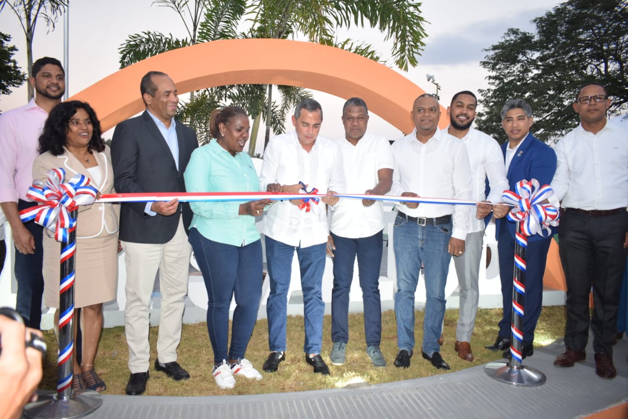 Alcalde Osvaldo Rodríguez inaugura parque de la salud.