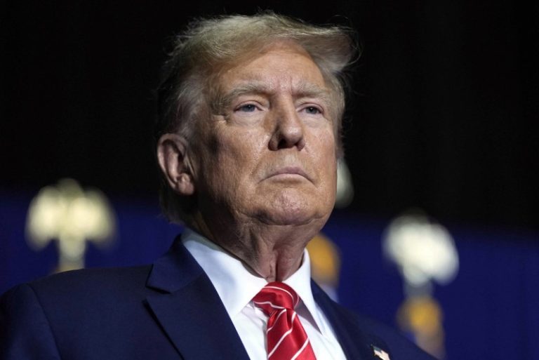 Donald Trump se sienta en el banquillo de los acusados en la corte de Nueva York