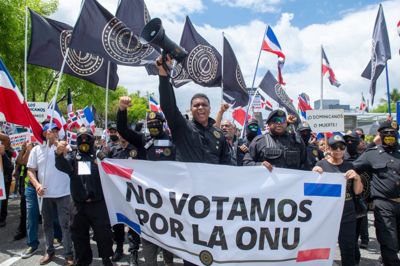 “Ellos allá y nosotros aquí”, el grito en marcha para rechazar campos de refugiados haitianos en el país