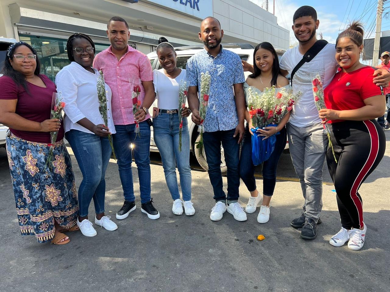 Presidente de ASEUHA encabeza entrega de regalos en el Día de las Madres