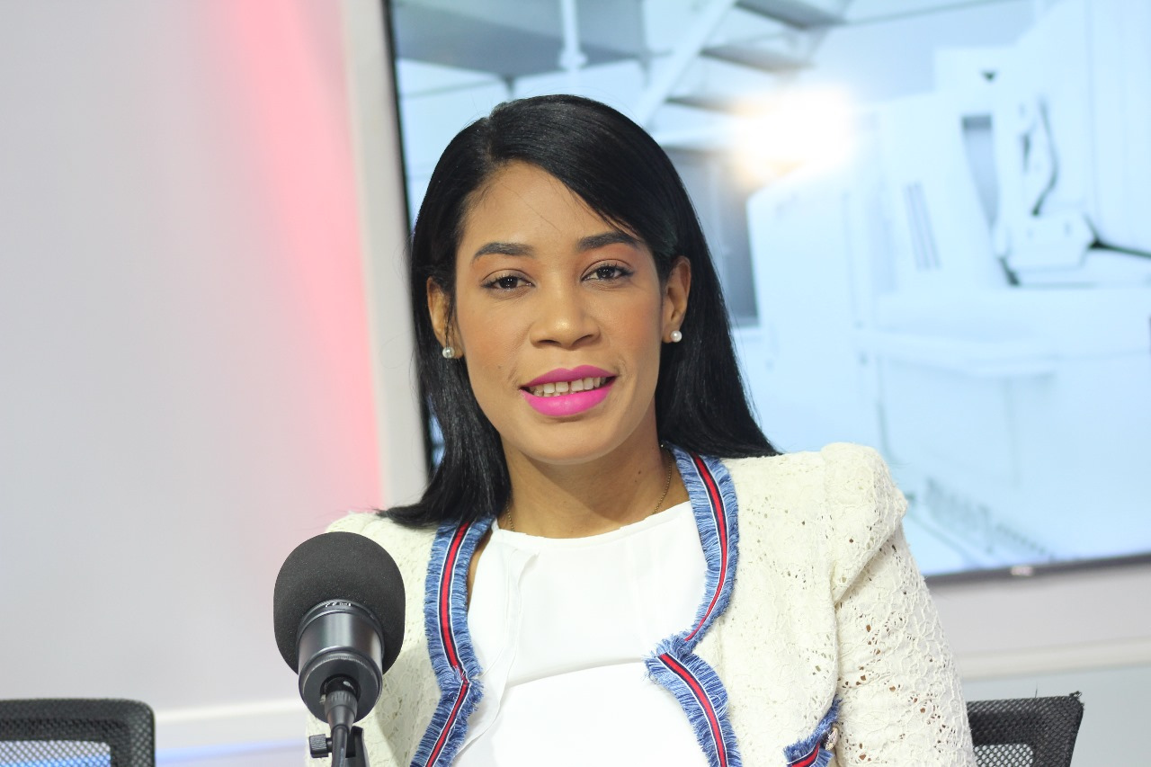 Comunicadora Nathalis Pérez arremete contra diputado Eugenio Cedeño.