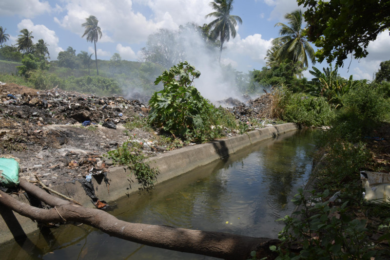 Vertedero a orilla de canal en Nizao es una amenaza ambiental