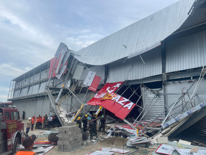 Construcción de plaza comercial que se derrumbó en Santiago había sido paralizada por autoridades