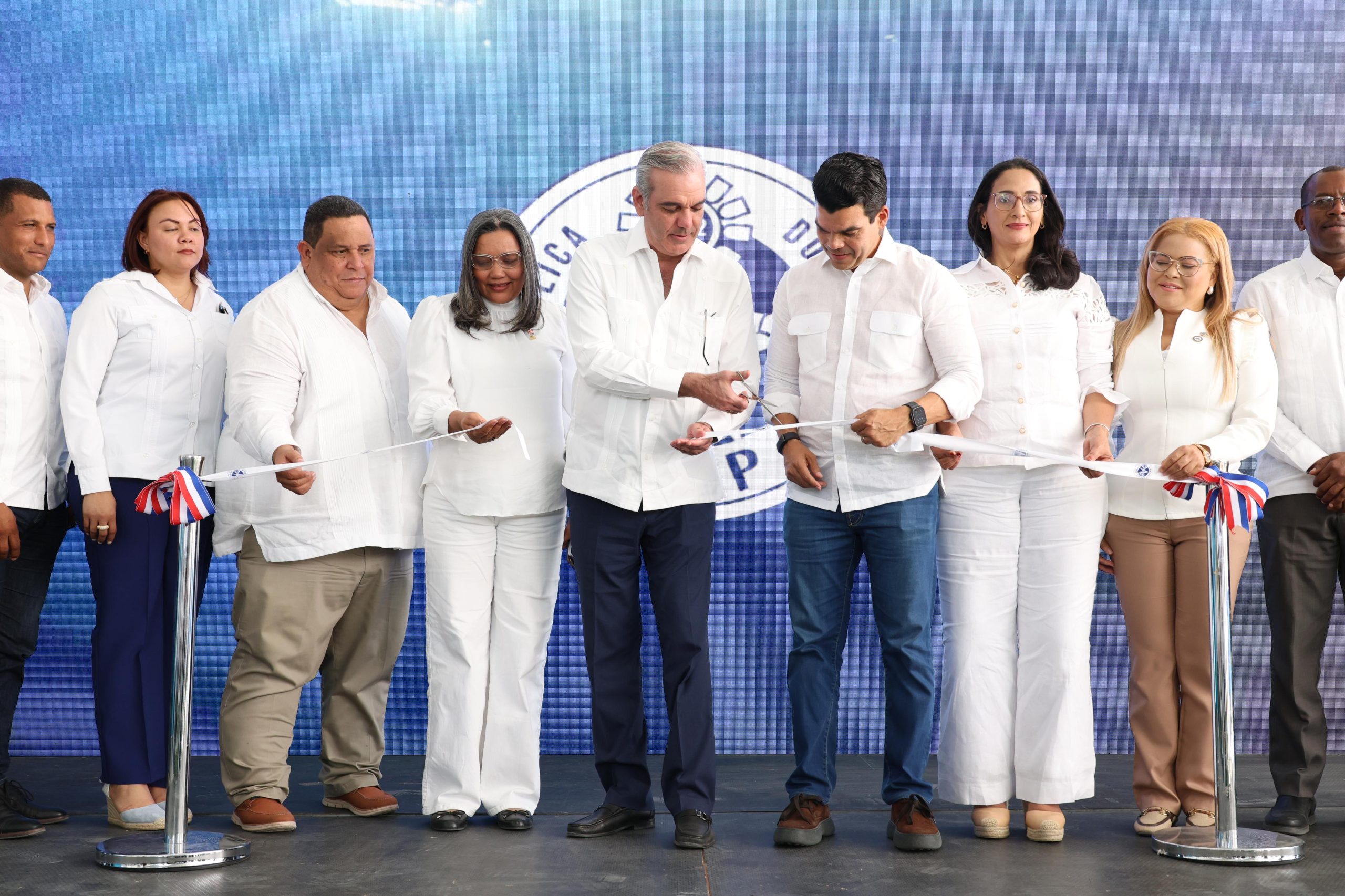 Presidente Luis Abinader y director del INAPA, Wellington Arnaud, inauguran obras en Azua