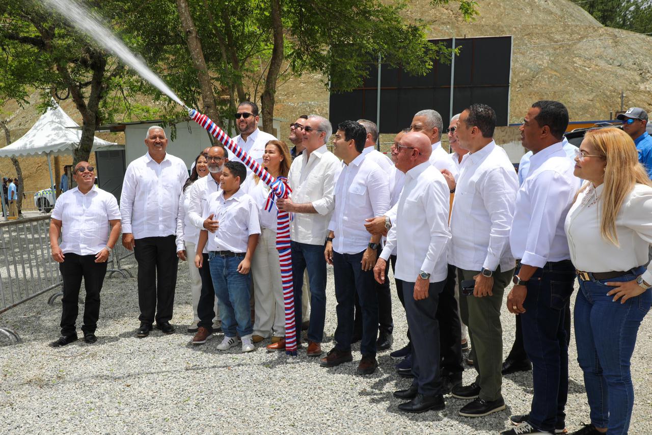 Tras más de 40 años de espera, presidente Abinader y Wellington Arnaud inauguran acueducto múltiple San José de Ocoa-Sabana Larga que beneficiará a más de 56 mil habitantes