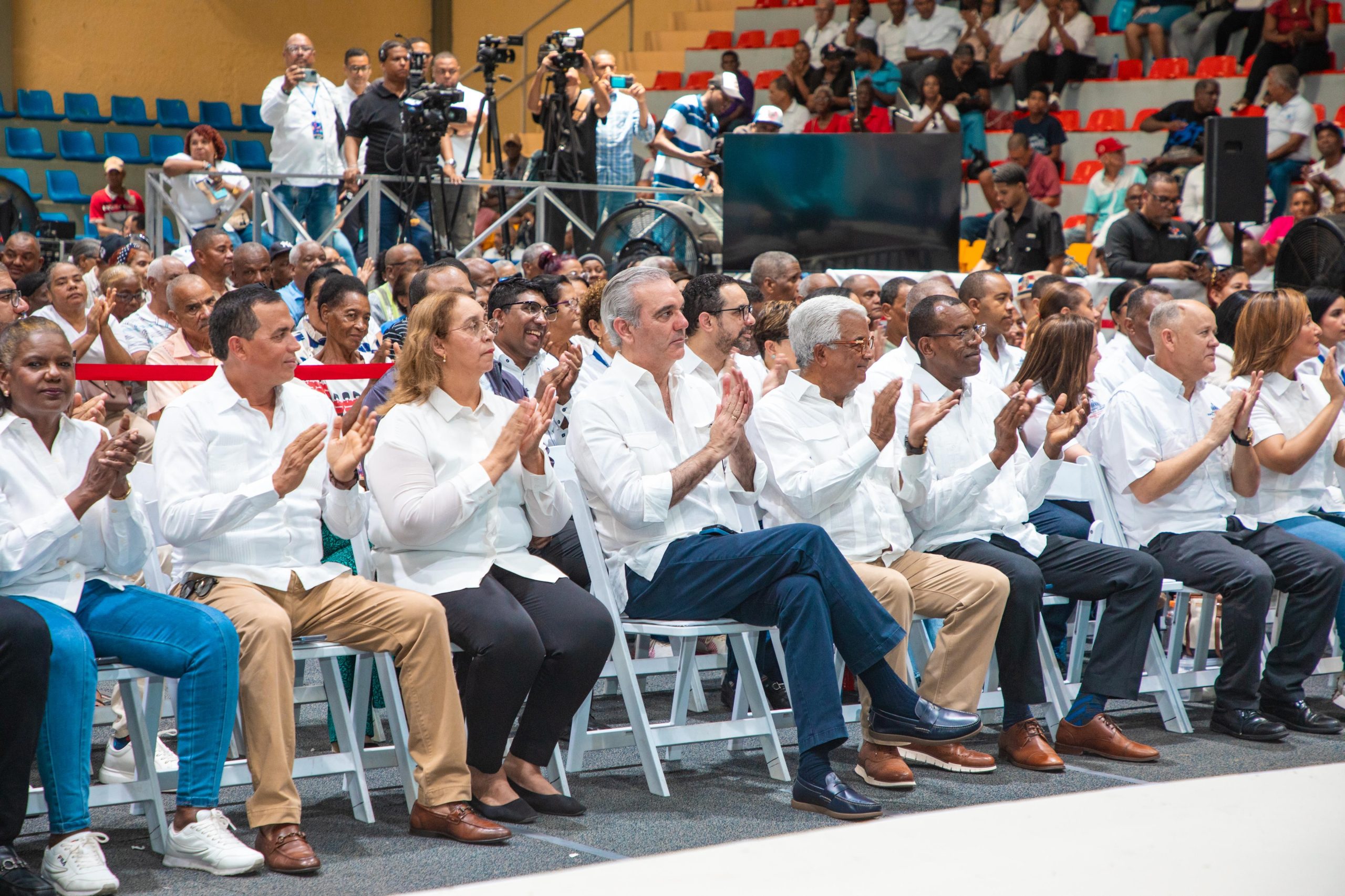 Presidente Abinader entrega en Haina 1,279 títulos de propiedad y  beneficia 6,385 personas